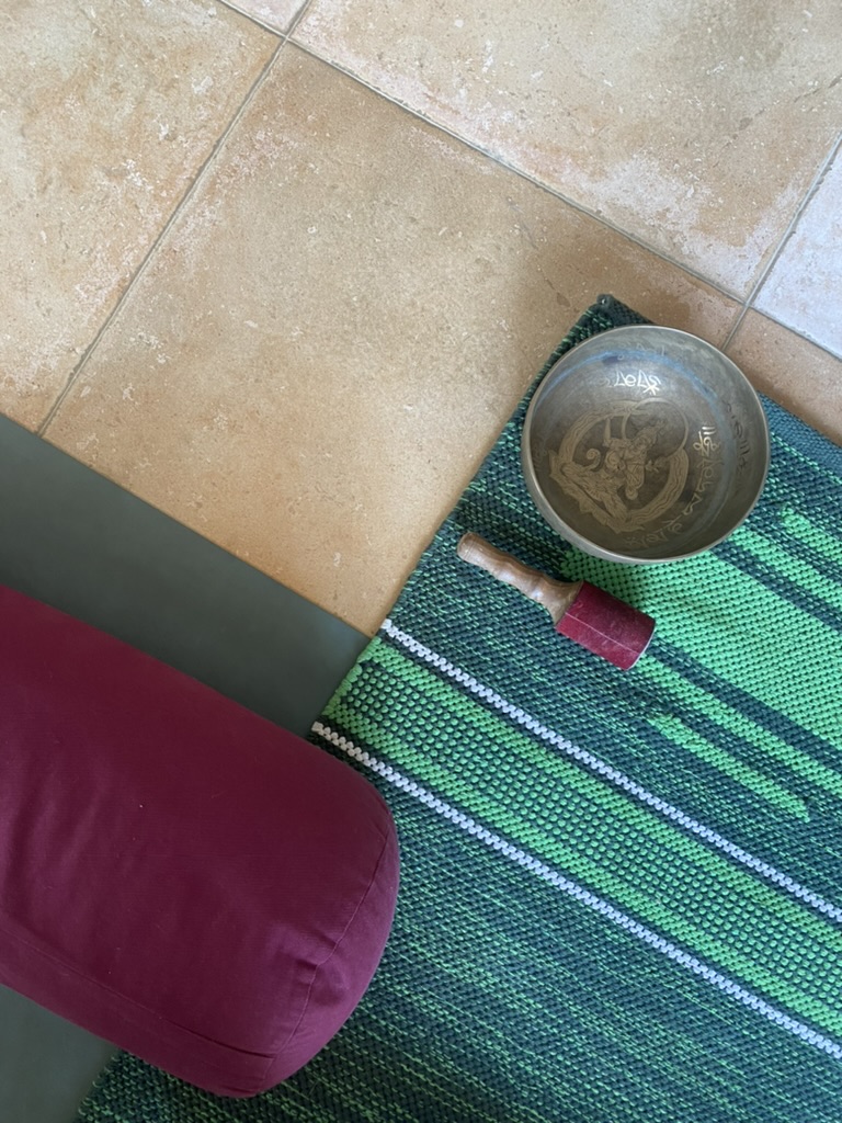 Sound bowl and yoga mat – playlists for yoga meditation and breathwork
